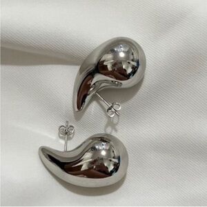 Silvertone puffy teardrop earrings, EUC